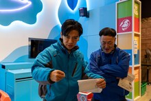 左からマヂカルラブリー・野田クリスタル、インポッシブルえいじ。(c)日本テレビ