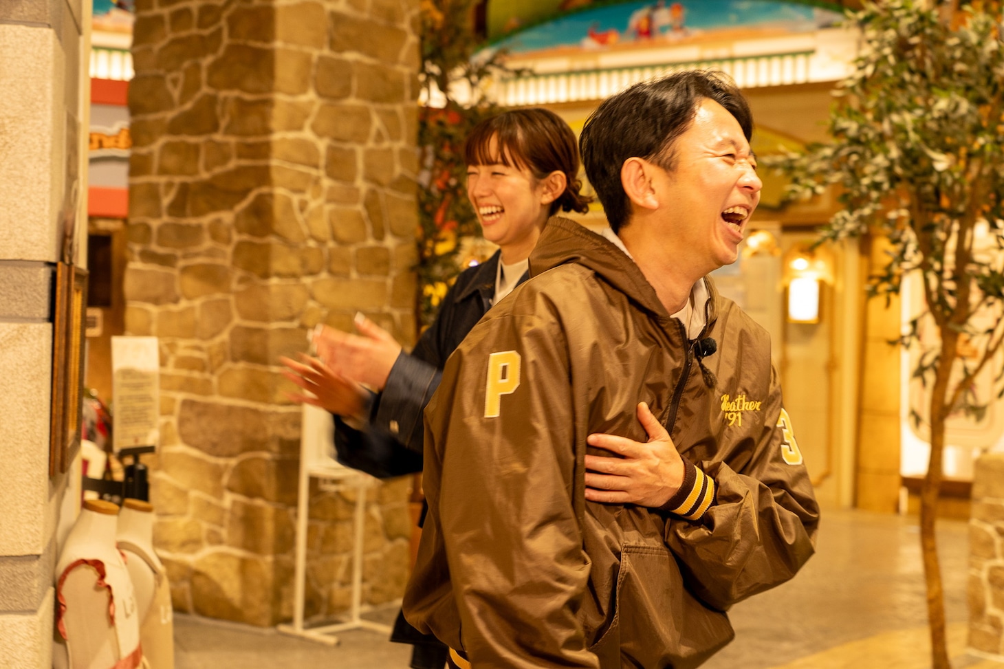 左から佐藤栞里、有吉弘行。(c)日本テレビ