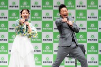 井上咲楽（左）とANZEN漫才みやぞん。