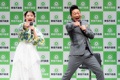 井上咲楽(左)とANZEN漫才みやぞん。