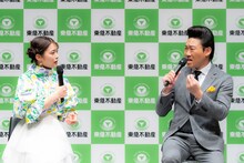 トークする井上咲楽（左）とANZEN漫才みやぞん。