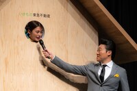 巣箱から顔を出す井上咲楽のマイクフォローをするANZEN漫才みやぞん。