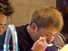 ラーメンを食べるくりぃむしちゅー有田。