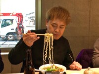 ラーメンを食べるくりぃむしちゅー有田。