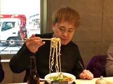 ラーメンを食べるくりぃむしちゅー有田。