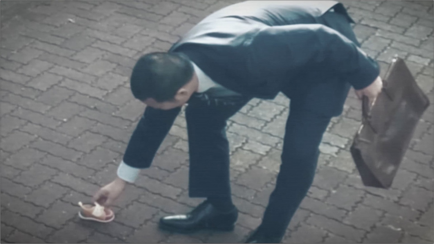 コットンきょんが出演するサントリー「ザ・プレミアム・モルツ」のWeb CM「気づかい仕事人」編のワンシーン。