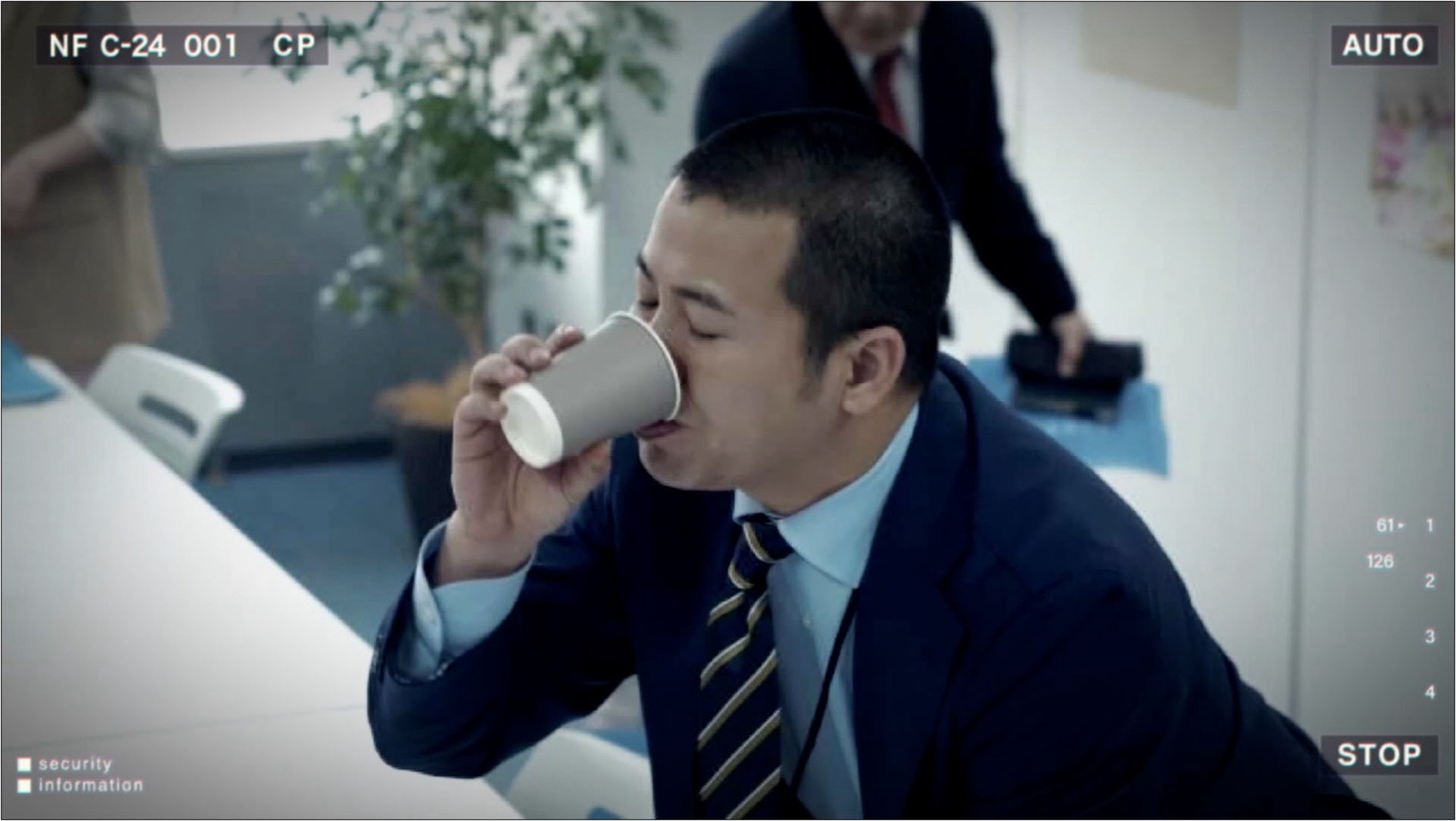 コットンきょんが出演するサントリー「ザ・プレミアム・モルツ」のWeb CM「気づかい仕事人」編のワンシーン。
