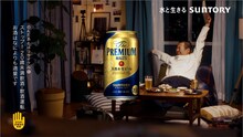 コットンきょんが出演するサントリー「ザ・プレミアム・モルツ」のWeb CM「気づかい仕事人」編のワンシーン。