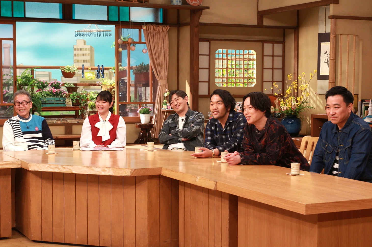 左から円広志、谷元星奈アナウンサー、メッセンジャー黒田、見取り図、月亭八光。(c)関西テレビ