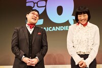 囲み取材に応じる南海キャンディーズ（写真提供：吉本興業）