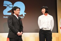 囲み取材中の様子。