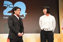 囲み取材に応じる南海キャンディーズ。