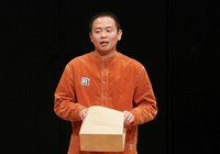 紙袋を取った上田航平。