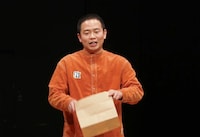 紙袋を取った上田航平。