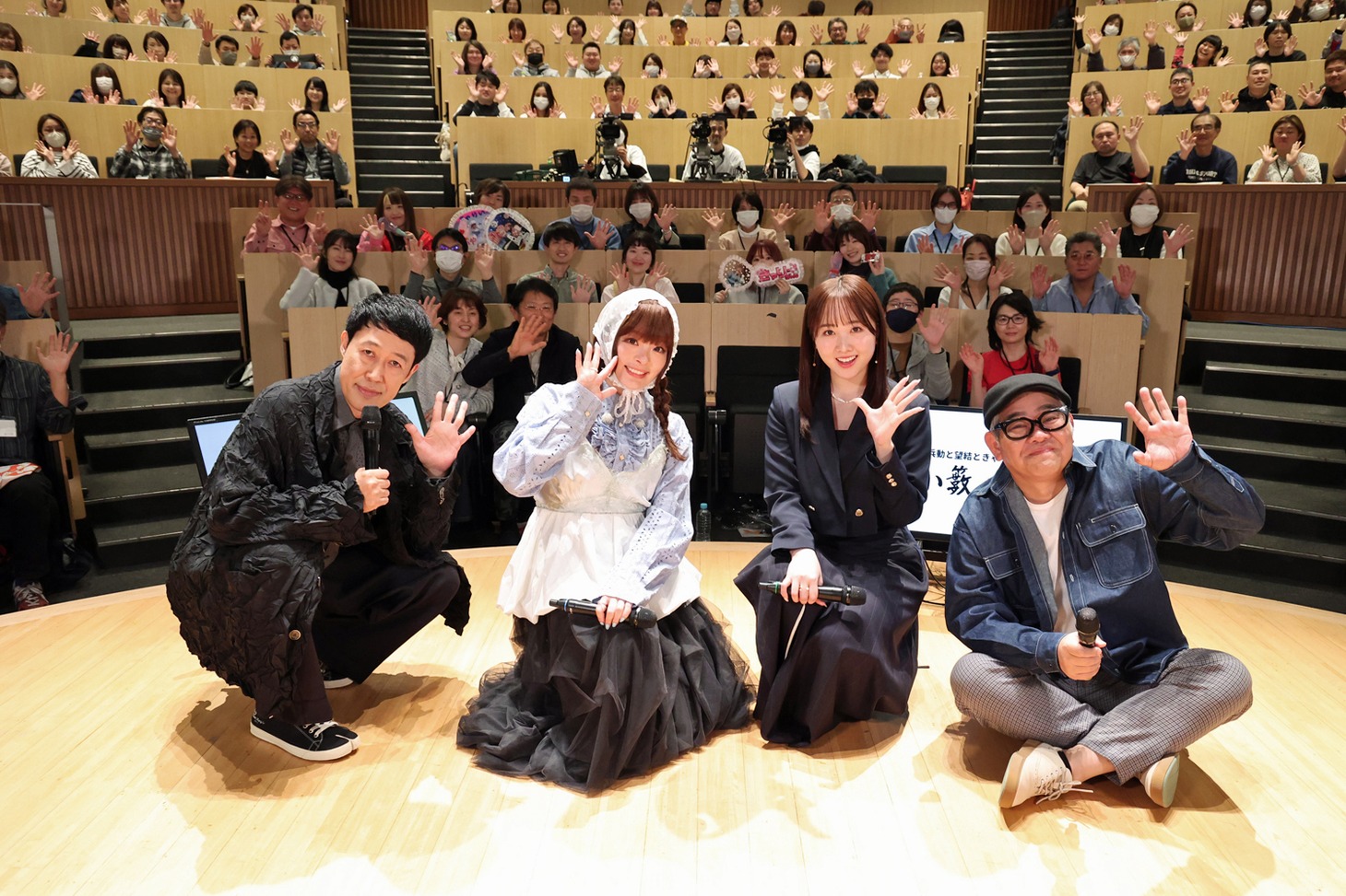 「小籔大説法」初公開収録に出演した（手前左から）小籔千豊、きゃりーぱみゅぱみゅ、本田望結、兵動大樹。(c)フジテレビ
