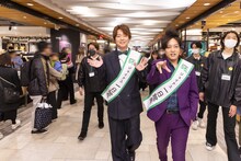 ジョイナスの1日館長に就任し、館内を巡回する、ぺこぱ。