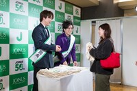 来場客にジョイナスオリジナルエコバッグをプレゼントする、ぺこぱ。