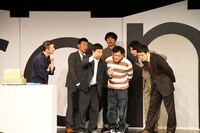 次長課長・河本扮する不動産屋の男のしゃべり方が独特で何を言っているのか聞き取れない一同。