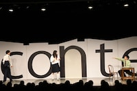 ロングコートダディ堂前が紛失したパンを届ける爆ノ介（左）。