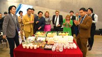ジンゲキメンバーに豪華ケータリングを用意する令和ロマン。(c)FANY Studio