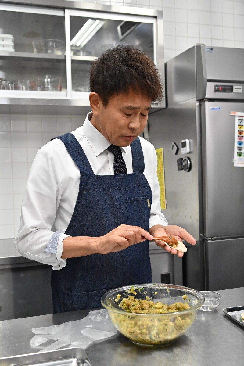 餃子を作る浜田雅功。(c)ABCテレビ