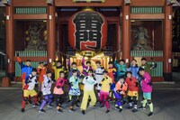 「逃走中～ハンターと浅草の相棒～」の出演者たち。(c)フジテレビ