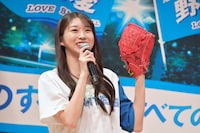 元中日ドラゴンズ・山本昌モデルのグラブをアピールする牧野真莉愛。北海道日本ハムファイターズファンとして知られる牧野だが、出身地が愛知で中日ファンだったことも。