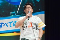 石橋貴明に扮する原口あきまさ。