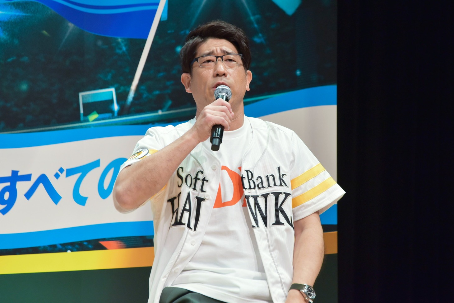 石橋貴明に扮する原口あきまさ。