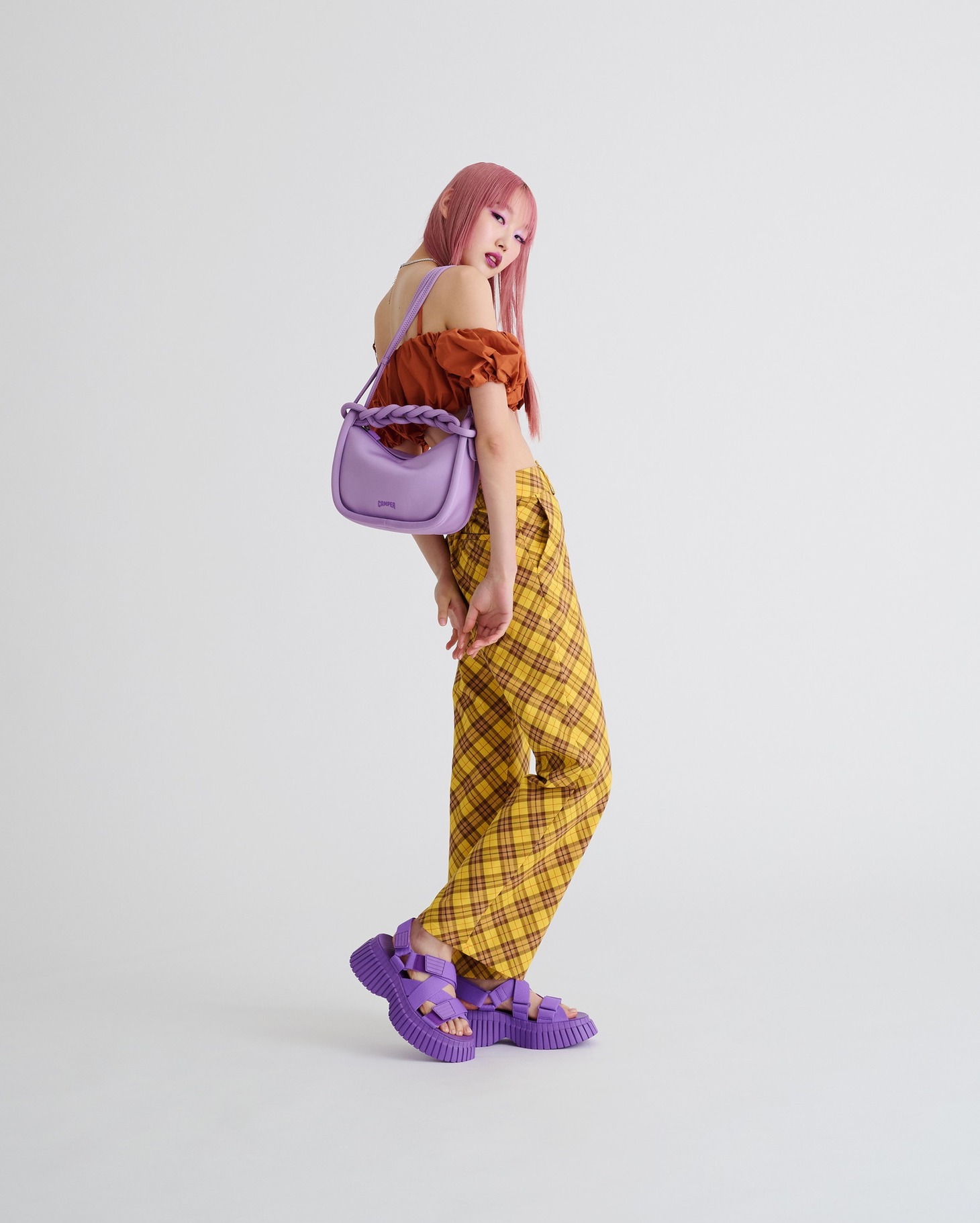 CAMPER「2024SS LOOKBOOK」より。