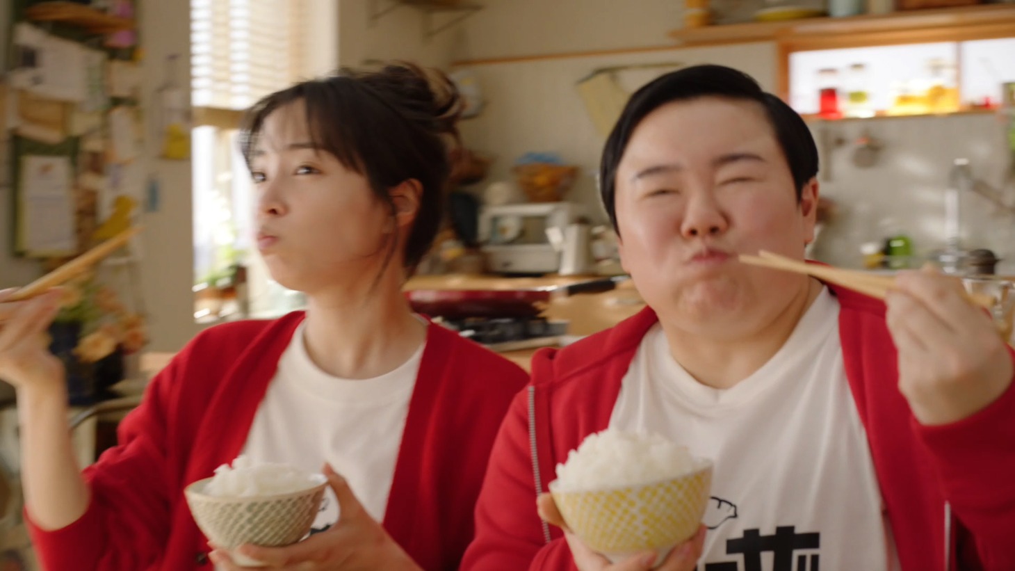 新CM「羽根パネェ～！」編のワンシーン。