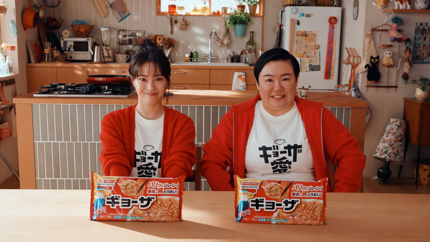 左から広瀬すず、やす子。
