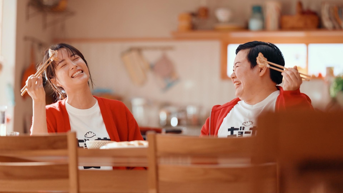 左から広瀬すず、やす子。