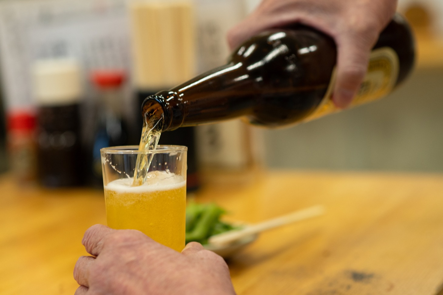 玉袋筋太郎が注ぐビール。