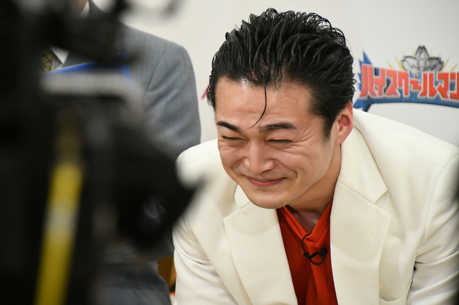 「ハイスクールマンザイ」出場時にネタを飛ばしてしまった映像を観るケビンス・山口コンボイ。