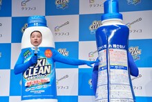 商品パッケージを模した着ぐるみを紹介するチョコレートプラネット。