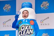 チョコプラアクスタを手にするチョコレートプラネット長田。