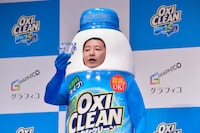 チョコプラアクスタを手にするチョコレートプラネット長田。