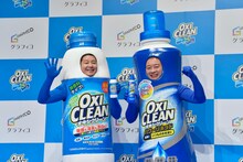 酸素系漂白剤「オキシクリーン」の新CM発表会に、CM同様の着ぐるみ姿で登壇したチョコレートプラネット。