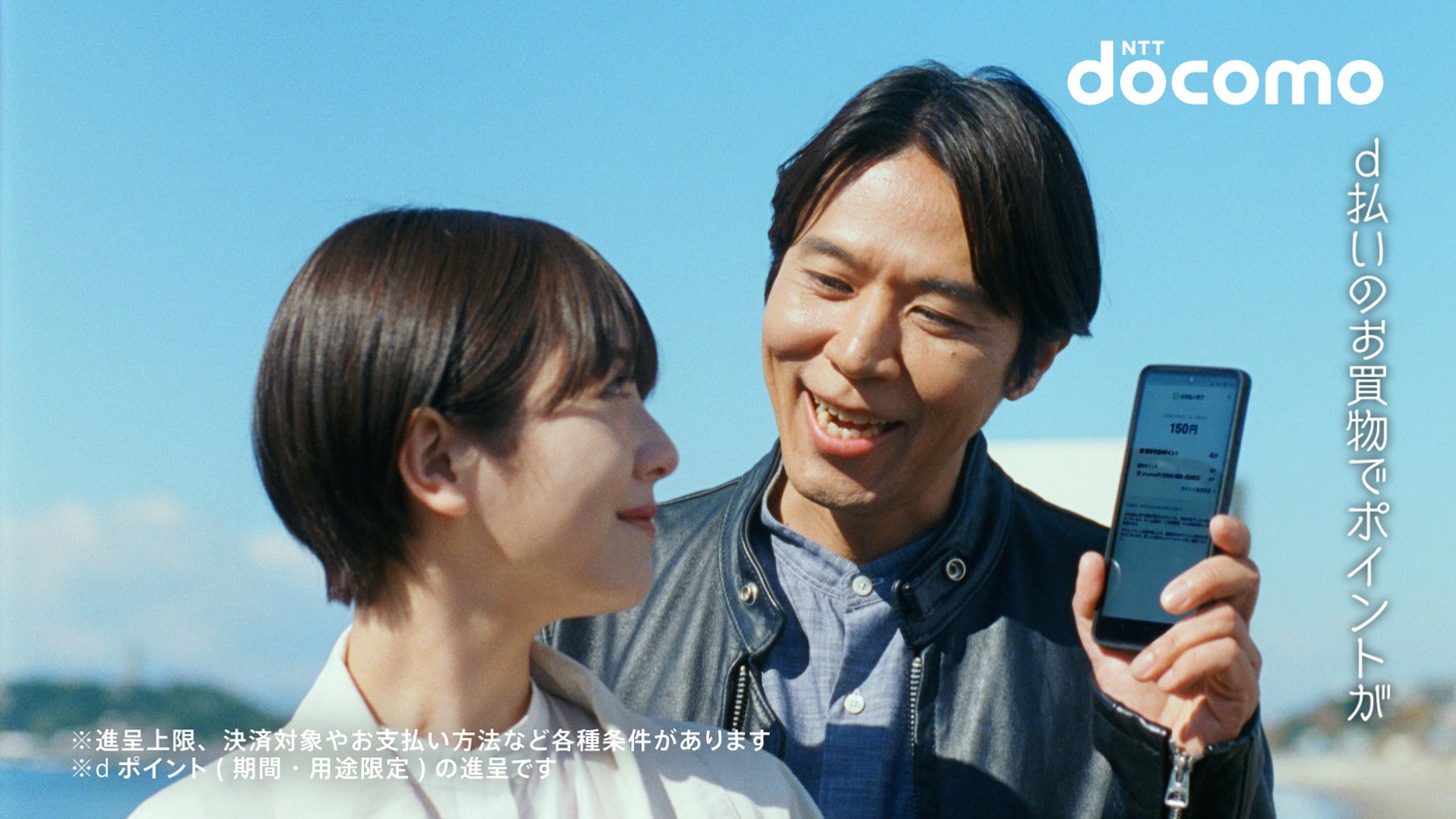 浜辺美波とロッチ・コカド。