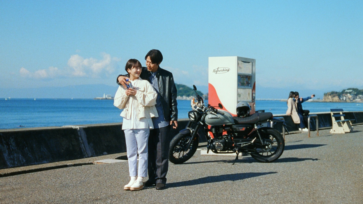 浜辺美波とロッチ・コカド。