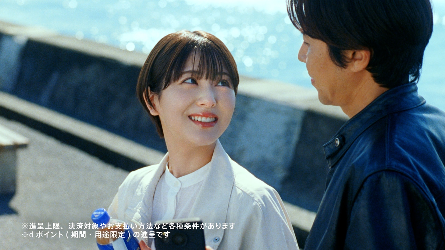 浜辺美波とロッチ・コカド。