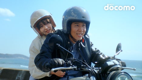 ロッチ・コカドと浜辺美波。