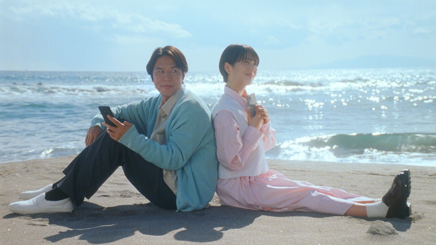 ロッチ・コカドと浜辺美波。