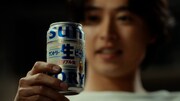 サントリー生ビールの新テレビCM「雨上がる」編のワンシーン。