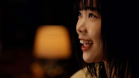 サントリー生ビールの新テレビCM「雨上がる」編より、アイナ・ジ・エンドの登場シーン。