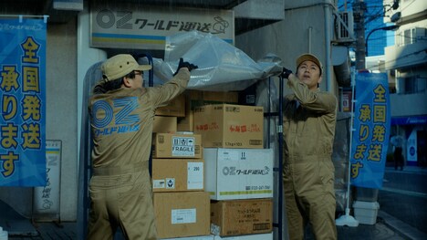 サントリー生ビールの新テレビCM「雨上がる」編より、オズワルドの登場シーン。