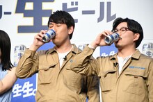 サントリー生ビールを味わうオズワルド。