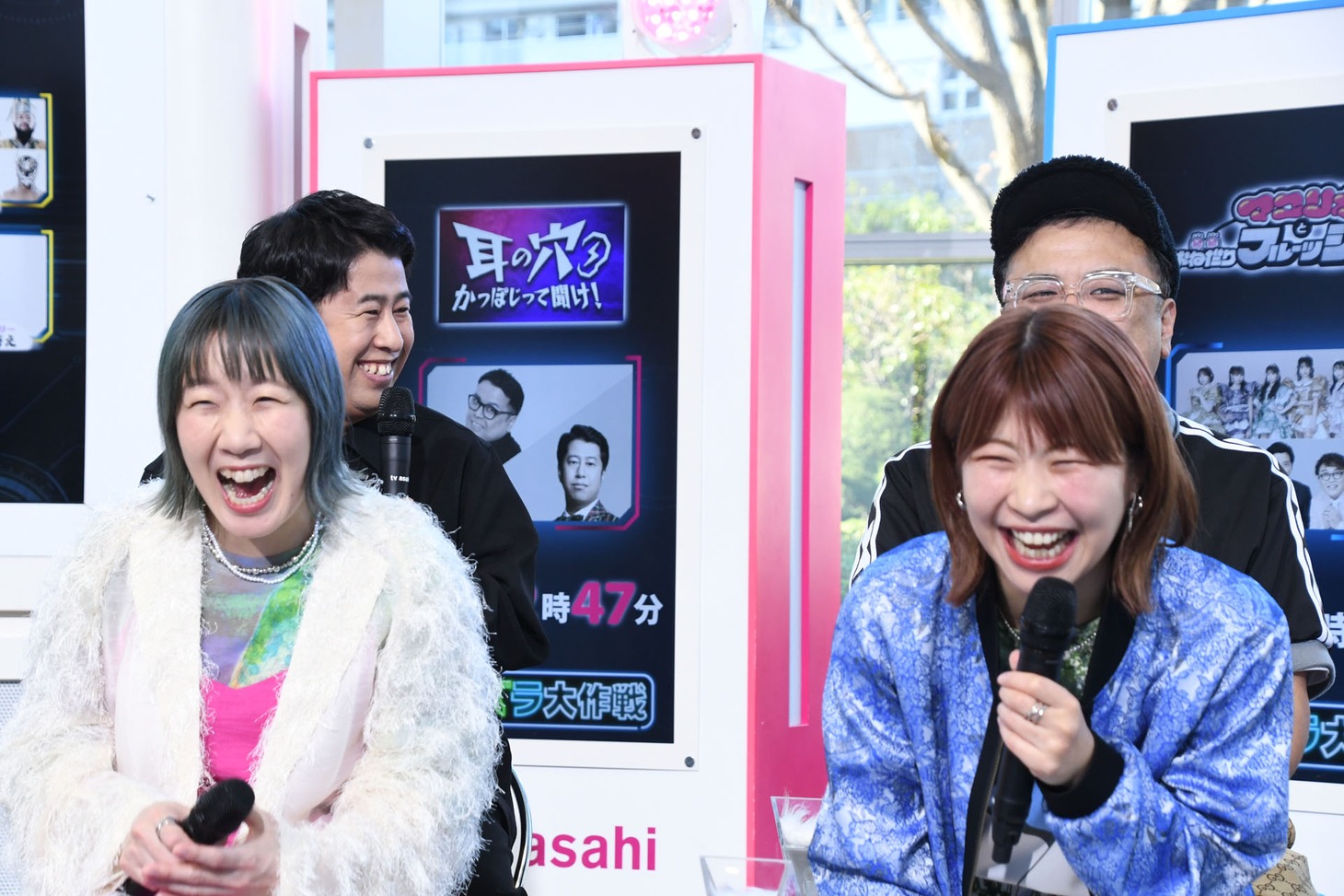 会見の様子。