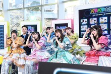 挨拶するFRUITS ZIPPER。